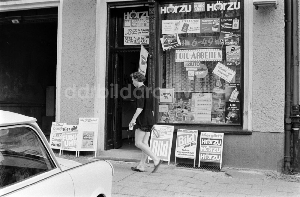 DDR-Fotoarchiv: Berlin - Zeitungskiosk an der Karl-Marx-Allee in Berlin - Friedrichshain