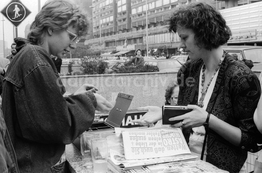 DDR-Fotoarchiv: Berlin - Zeitungsverkäufer in Berlin, der ehemaligen Hauptstadt der DDR, Deutsche Demokratische Republik