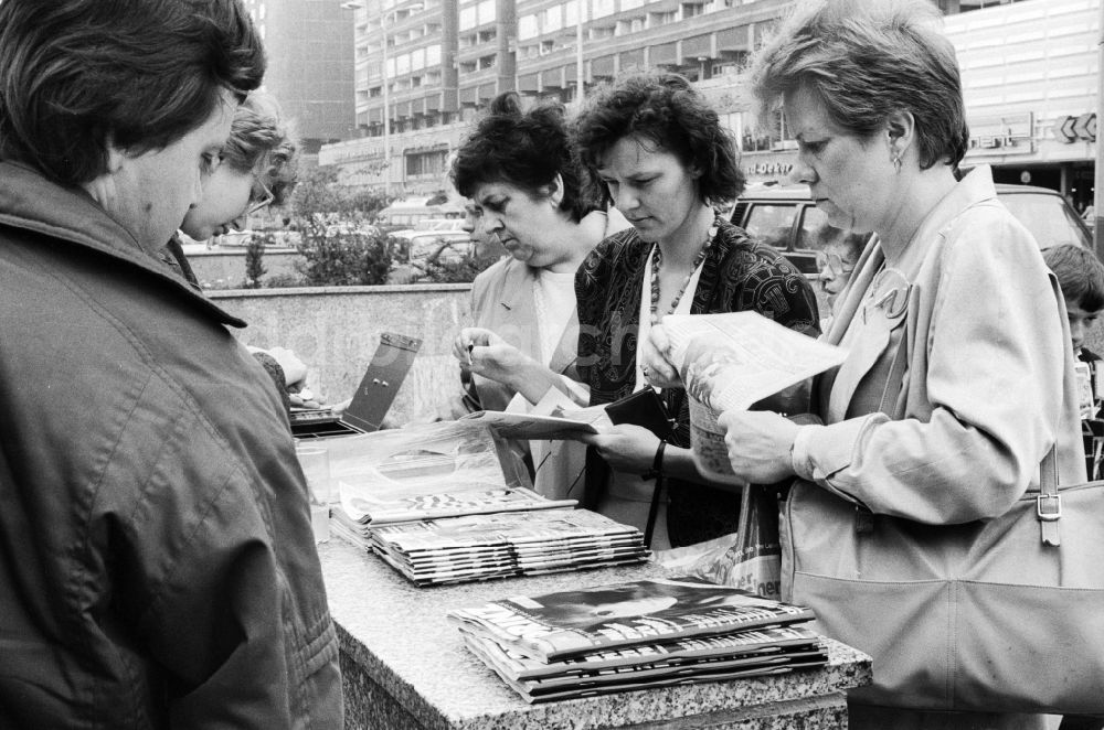 Berlin: Zeitungsverkäufer in Berlin, der ehemaligen Hauptstadt der DDR, Deutsche Demokratische Republik