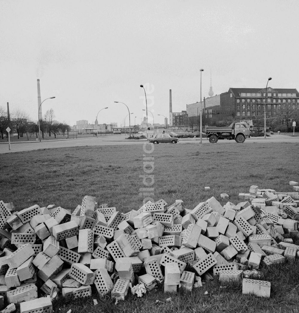 Berlin: Ziegelsteine auf einer Wiese gelagert in Berlin - Friedichshain