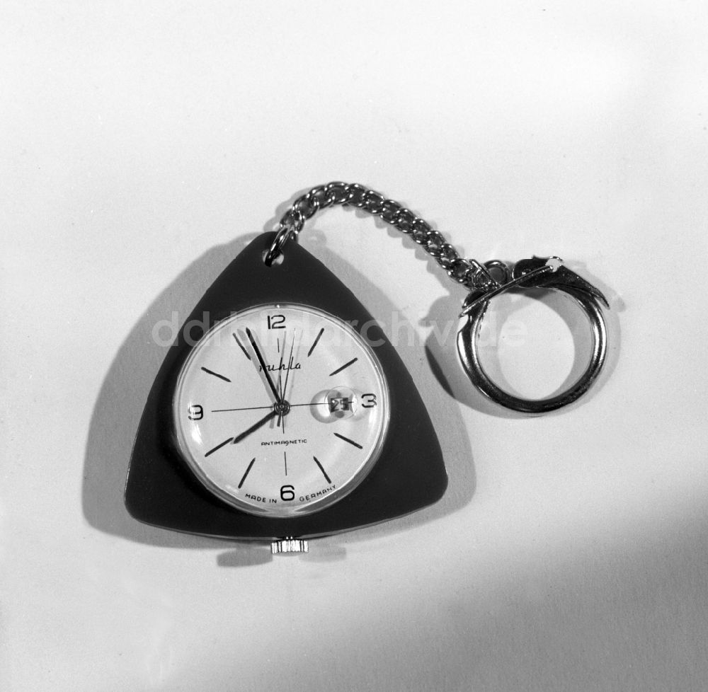 DDR-Fotoarchiv: Ruhla - Zifferblatt einer Taschenuhr des VEB Uhrenwerke Ruhla in Ruhla in Thüringen in der DDR