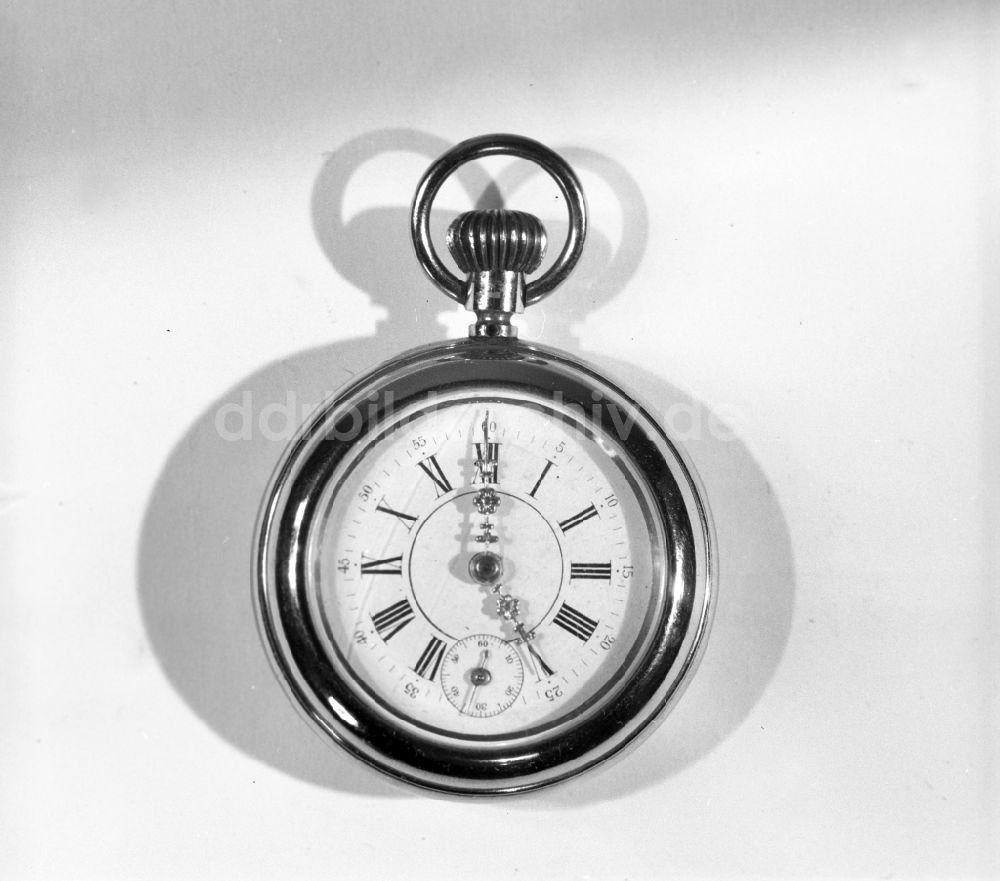 Ruhla: Zifferblatt einer Taschenuhr des VEB Uhrenwerke Ruhla in Ruhla in Thüringen in der DDR