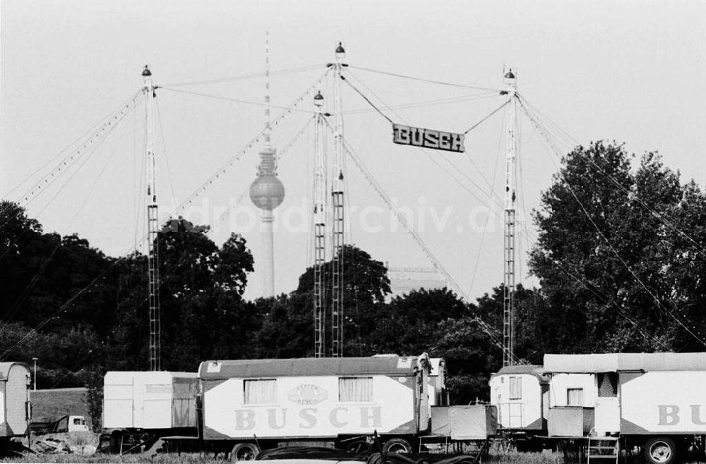 DDR-Fotoarchiv: - Zirkus Busch baut Zelt auf 04.07.90 Foto: Winkler Umschlagnummer: 893