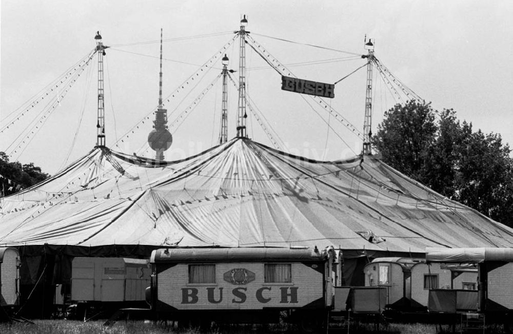 DDR-Bildarchiv: - Zirkus Busch baut Zelt auf 04.07.90 Foto: Winkler Umschlagnummer: 893