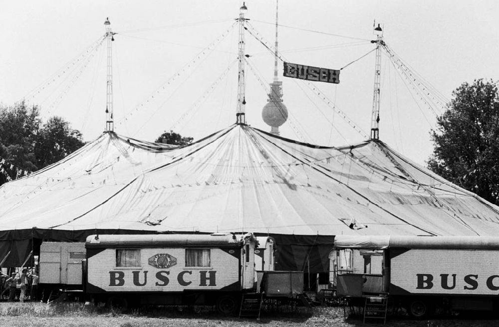 : Zirkus Busch baut Zelt auf 04.07.90 Foto: Winkler Umschlagnummer: 893