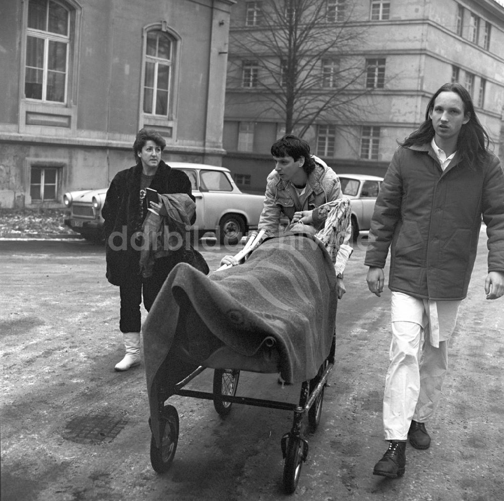 Dresden: Zivildienstleistender und ein Pfleger mit einem Patienten auf einer Trage auf dem Gelände des Krankenhauses Dresden- Friedrichstadt in Dresden im heutigen Bundesland Sachsen