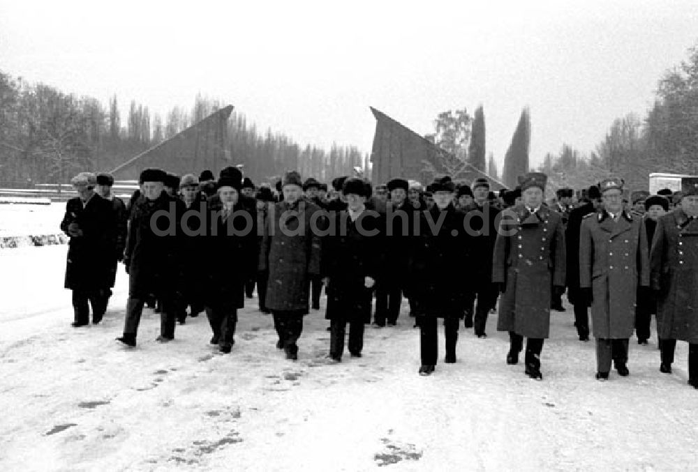 DDR-Fotoarchiv: Berlin - 20.02.1986 zum 68. Geburtstag der UdSSR wurde eine Streikräfte E
