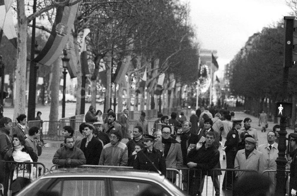 Paris: Zuschauer an der Absperrung der Champs Elysees in Frankreich-Paris