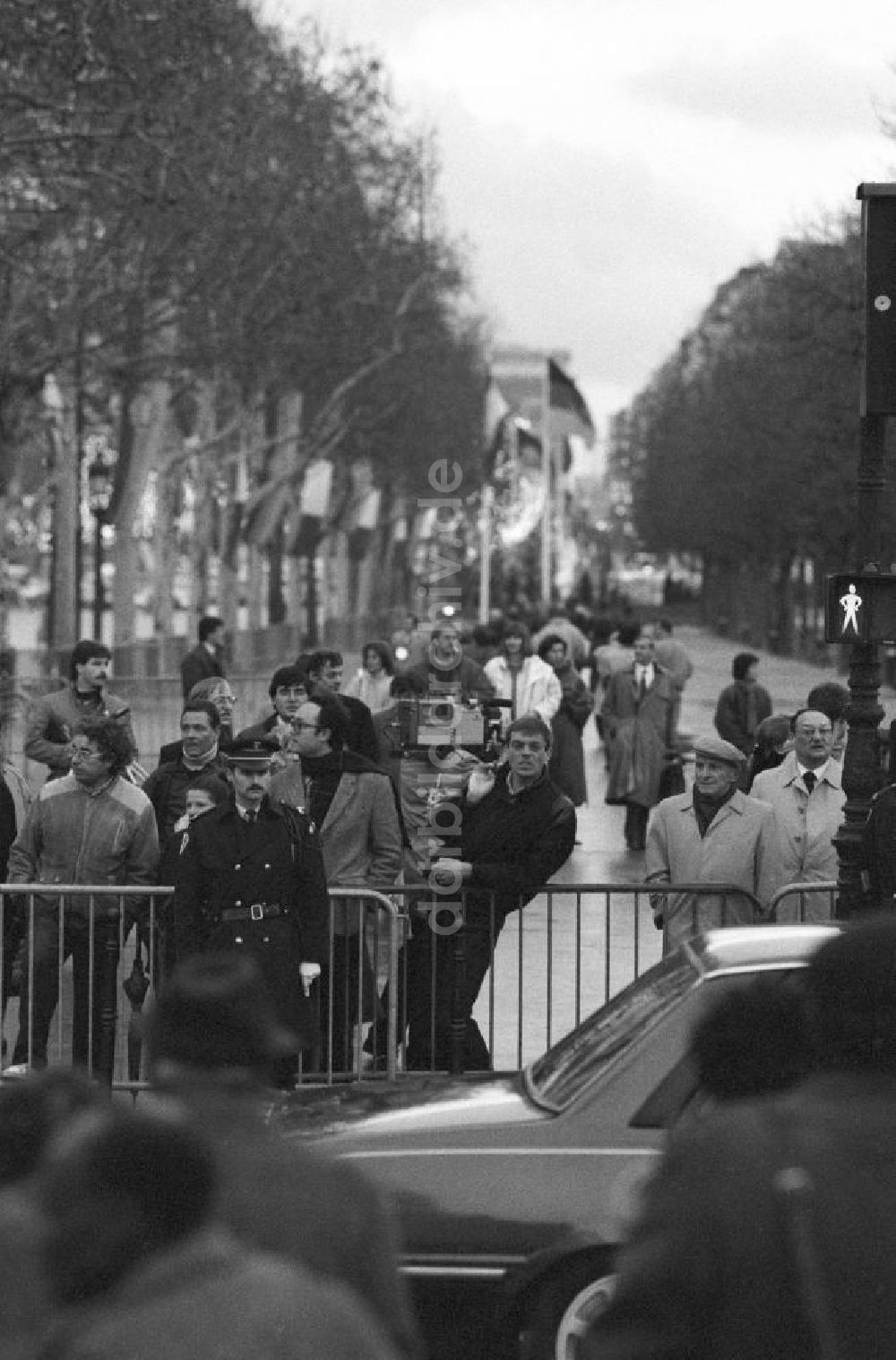 DDR-Bildarchiv: Paris - Zuschauer an der Absperrung der Champs Elysees in Frankreich-Paris