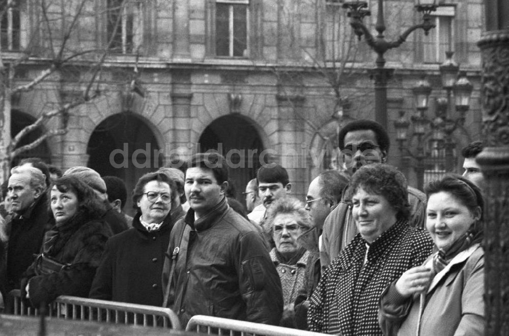 DDR-Bildarchiv: Paris - Zuschauer an Absperrung während Staatsbesuch von Erich Honecker in Frankreich-Paris