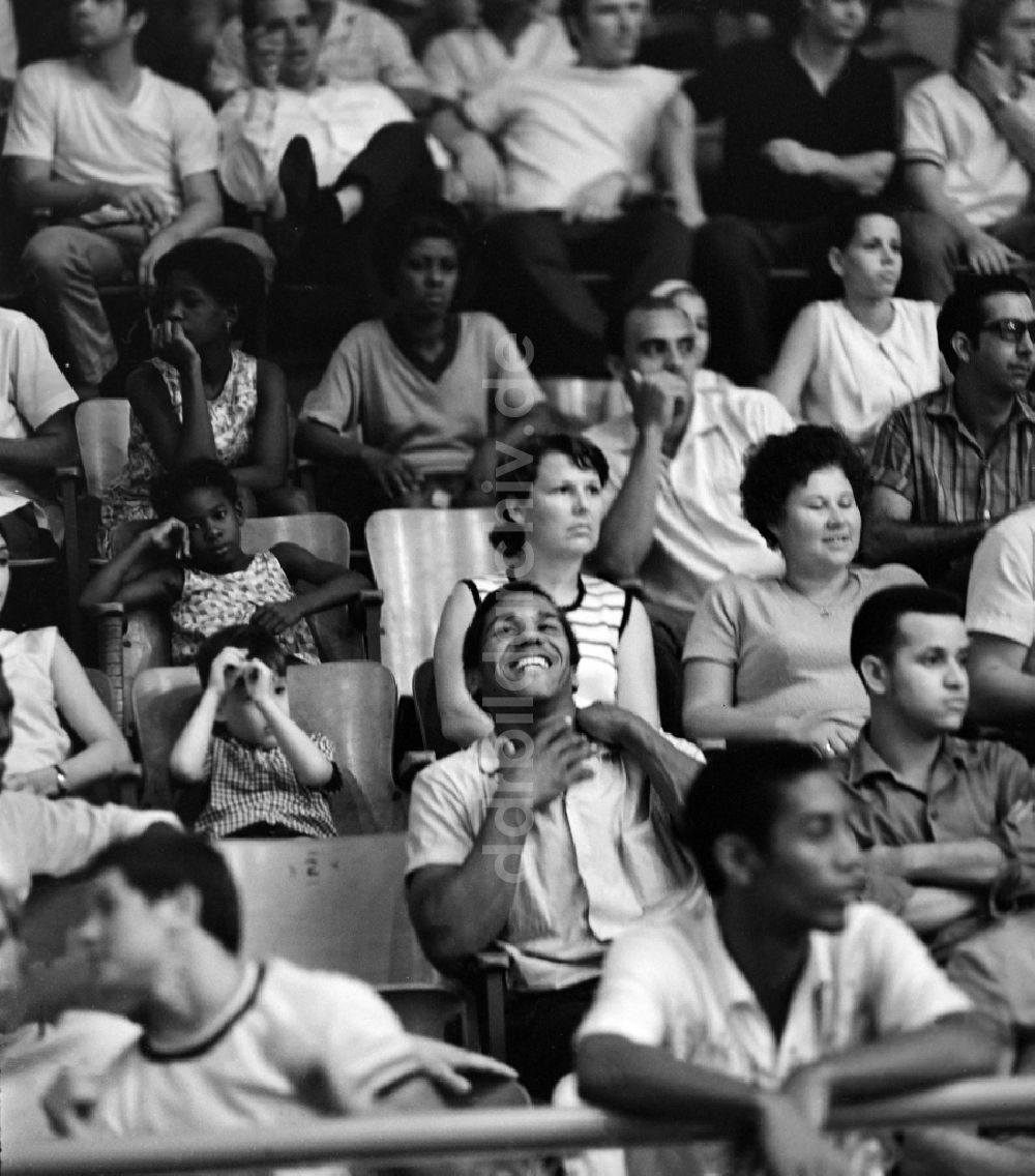 DDR-Fotoarchiv: Havanna - Zuschauer bei einer Sportveranstaltung in Havanna in Kuba