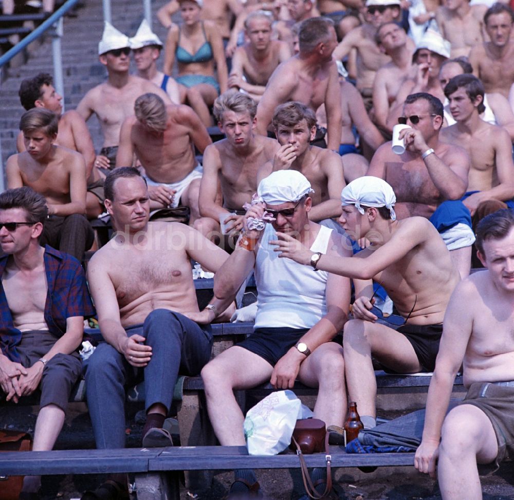 DDR-Fotoarchiv: Leipzig - Zuschauer auf dem Turn- und Sportfest 1969 in Leipzig