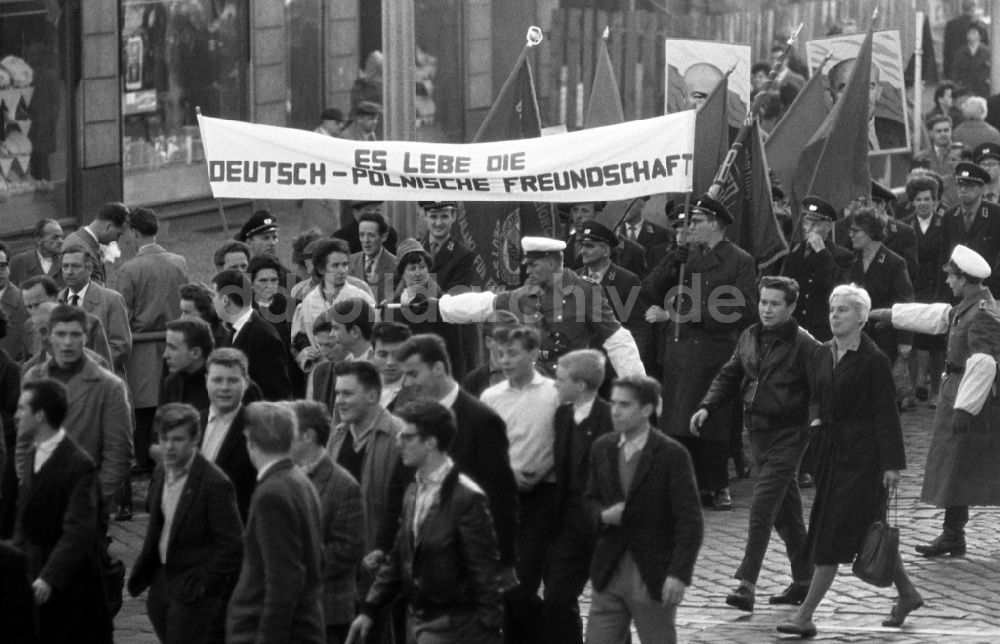 Berlin: Zuschauermenge beim Staatsbesuch des polnischen Ministerpraesidenten Jozef Cyrankiewicz und des Parteichefs der PVAP Wladyslaw Gomulka in Berlin in der DDR