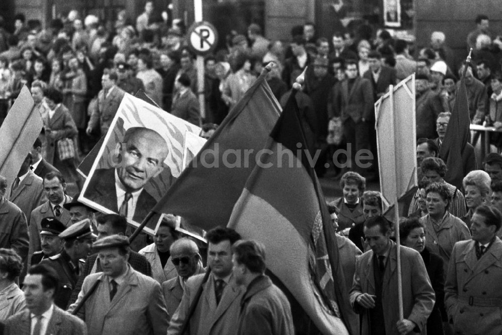 DDR-Bildarchiv: Berlin - Zuschauermenge beim Staatsbesuch des polnischen Ministerpraesidenten Jozef Cyrankiewicz und des Parteichefs der PVAP Wladyslaw Gomulka in Berlin in der DDR