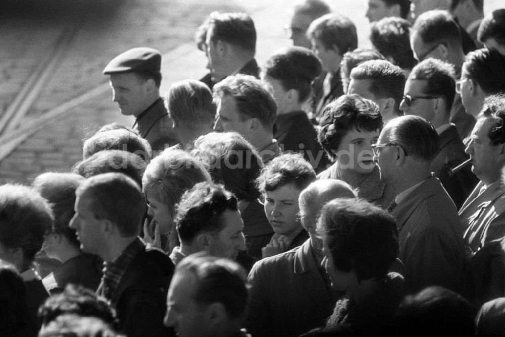 DDR-Fotoarchiv: Berlin - Zuschauermenge beim Staatsbesuch des polnischen Ministerpraesidenten Jozef Cyrankiewicz und des Parteichefs der PVAP Wladyslaw Gomulka in Berlin in der DDR