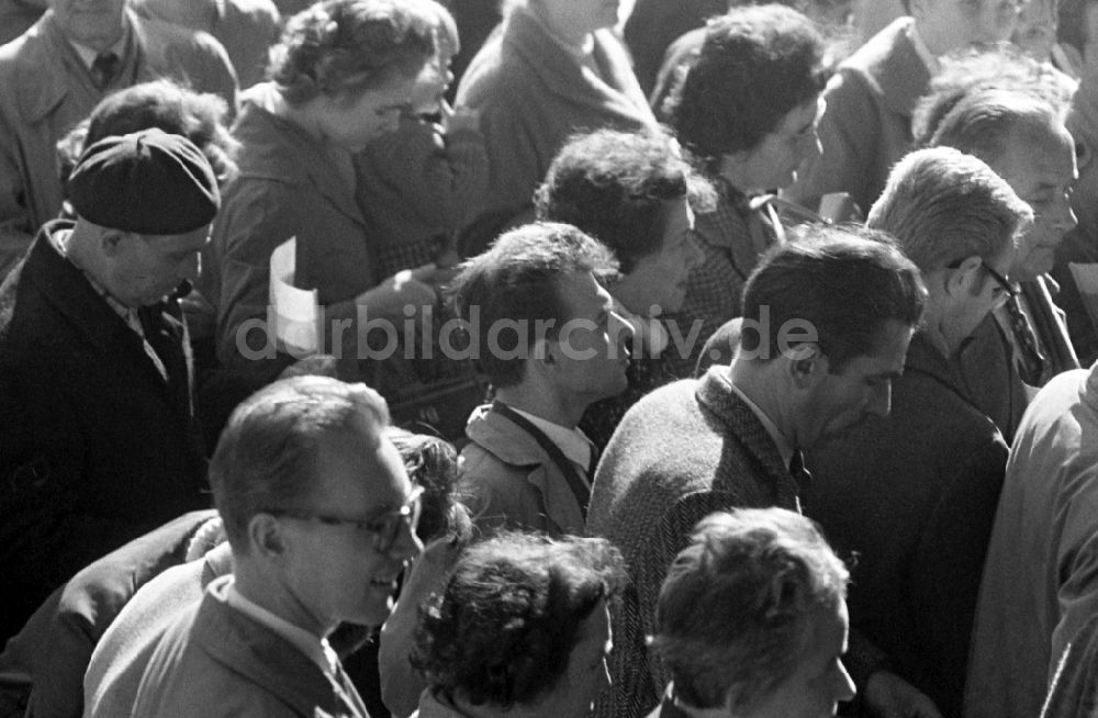 Berlin: Zuschauermenge beim Staatsbesuch des polnischen Ministerpraesidenten Jozef Cyrankiewicz und des Parteichefs der PVAP Wladyslaw Gomulka in Berlin in der DDR