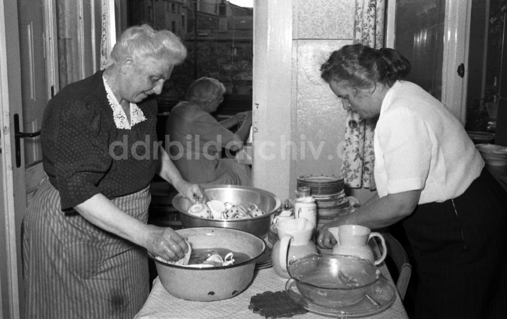 DDR-Fotoarchiv: Leuna - Zwei ältere Damen waschen in Emailleschüsseln Geschirr ab in Leuna im Bundesland Sachsen-Anhalt in Deutschland