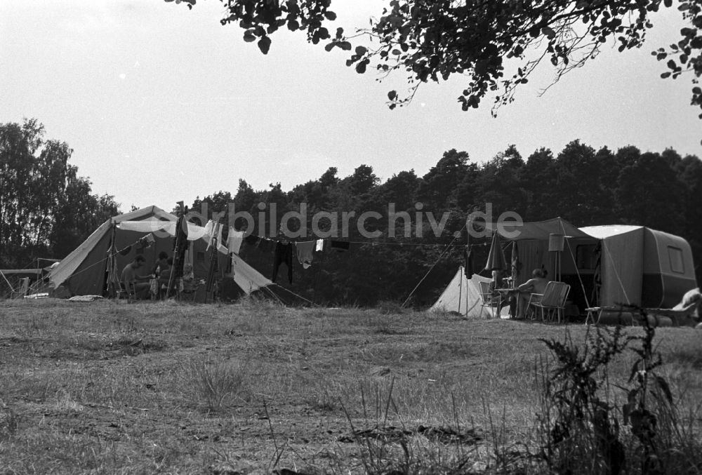 Neuruppin OT Stendenitz: Zwei Camper vor ihren Zelten in Brandenburg