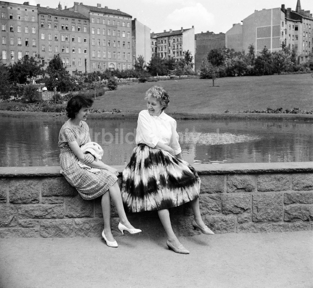 DDR-Bildarchiv: Berlin - Zwei Frauen sitzen an einem künstlichen See in Berlin, der ehemaligen Hauptstadt der DDR, Deutsche Demokratische Republik