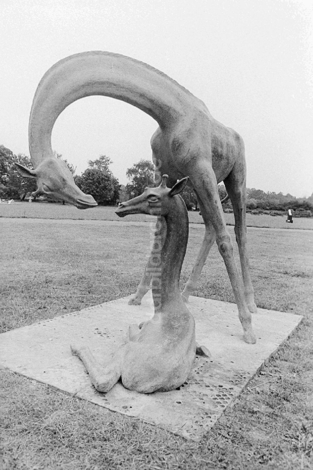 Berlin: Zwei Giraffen - Plastik von dem deutscher Bildhauer Hans-Detlev Henning im Treptower Park in Berlin, der ehemaligen Hauptstadt der DDR, Deutsche Demokratische Republik