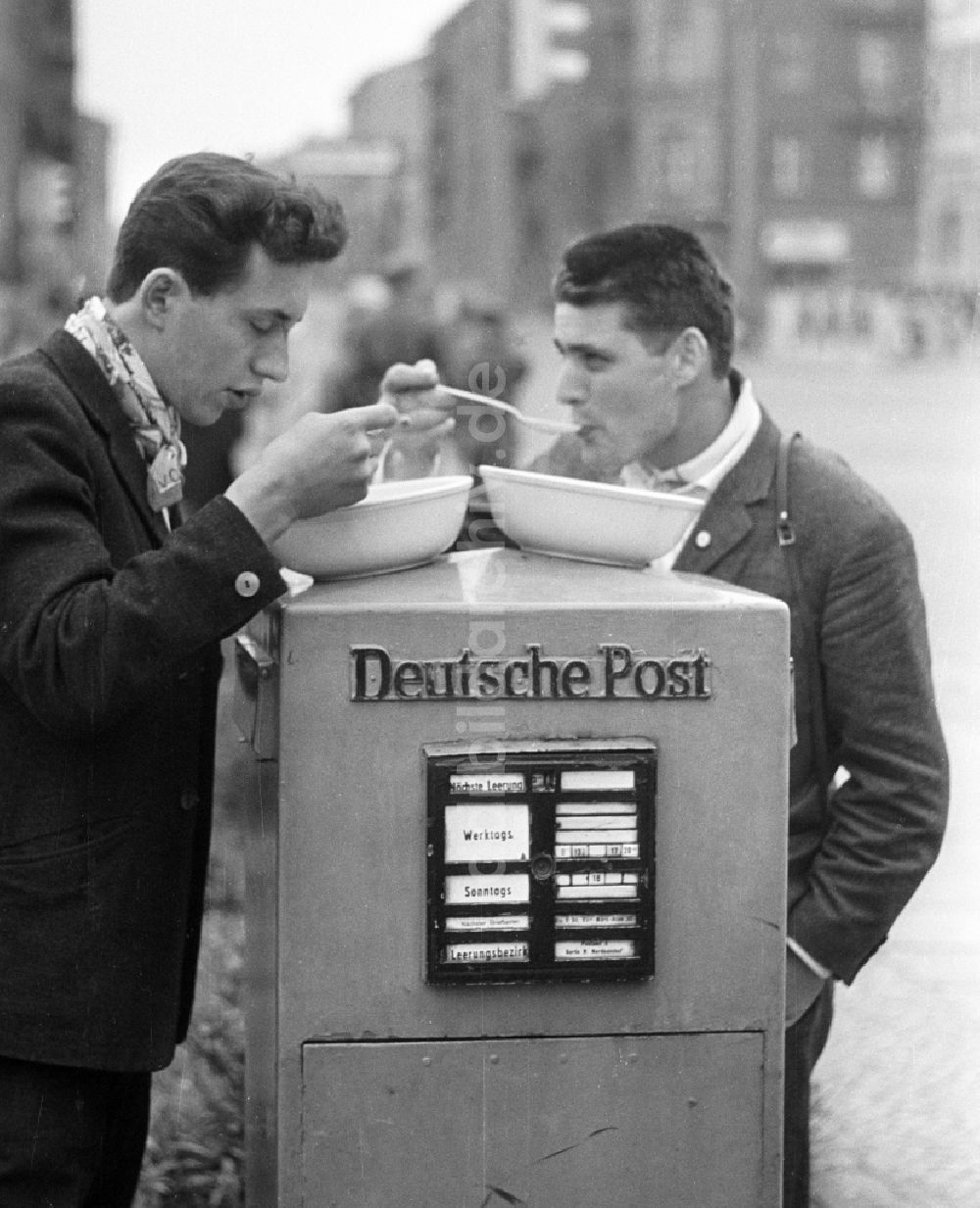 DDR-Fotoarchiv: Berlin - Zwei junge Männer beim Deutschlandtreffen, Berlin 1964