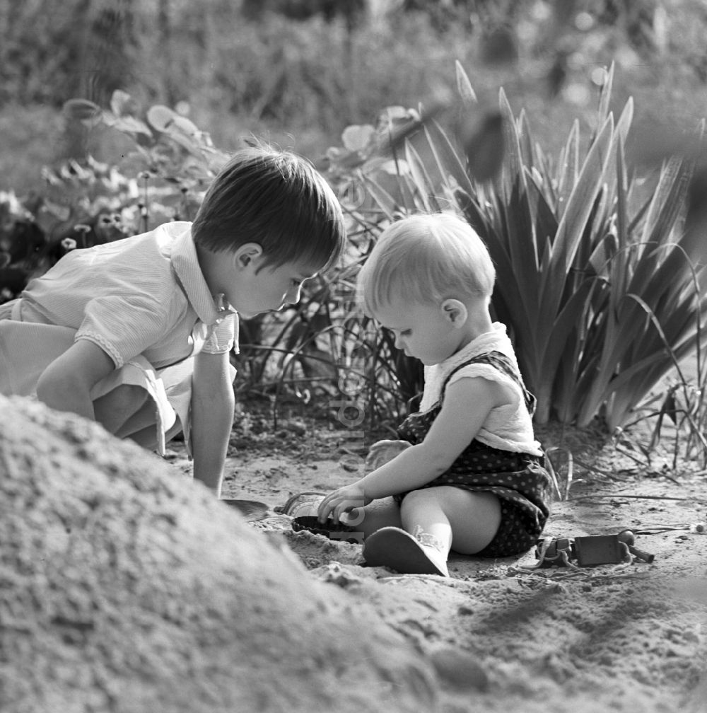 DDR-Bildarchiv: Warnemünde - Zwei Kinder beim spielen im Sand in Warnemünde in Mecklenburg - Vorpommern