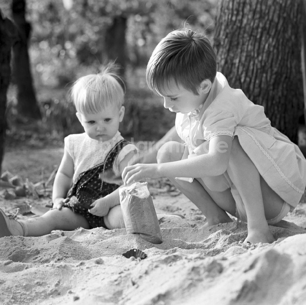 DDR-Fotoarchiv: Warnemünde - Zwei Kinder beim spielen im Sand in Warnemünde in Mecklenburg - Vorpommern