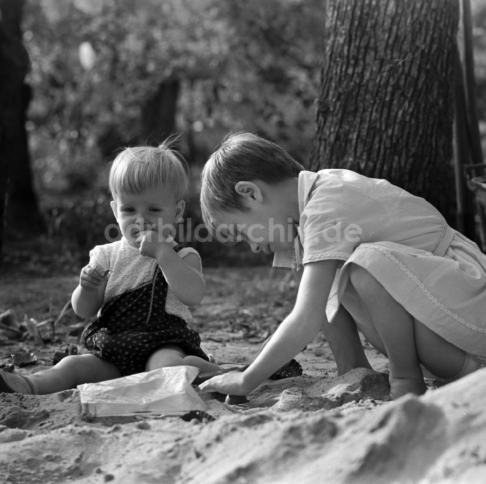 Warnemünde: Zwei Kinder beim spielen im Sand in Warnemünde in Mecklenburg - Vorpommern