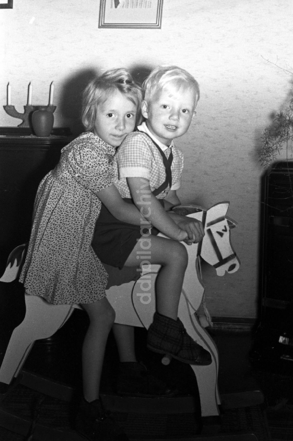 DDR-Fotoarchiv: Merseburg - Zwei Kinder auf einem Schaukelpferd in Merseburg in Sachsen-Anhalt in Deutschland