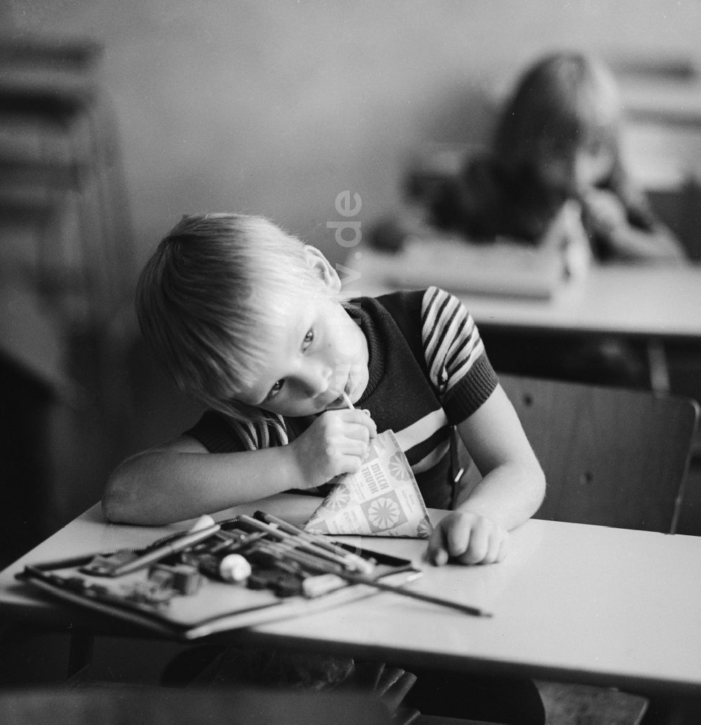 DDR-Fotoarchiv: Berlin - Zwei Kinder trinken in der Milchpause in der Schule ihre Milch, in Berlin