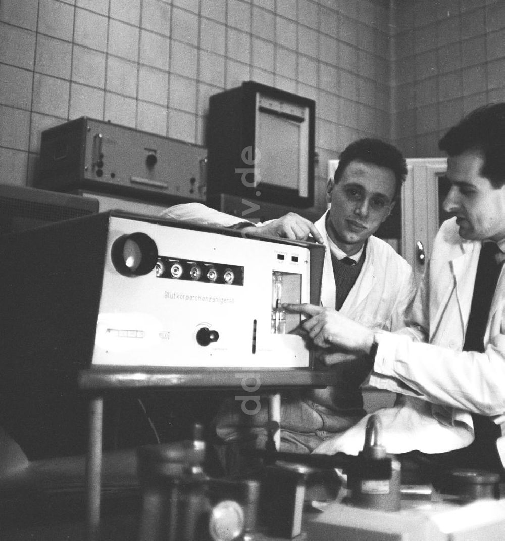 DDR-Bildarchiv: Ilmenau - Zwei Laboranten präsentieren ein Blutkörperchenzahlgerät, Ilmenau 1963
