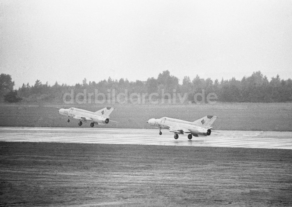 Peenemünde: Zwei MIG-21 Jagdflieger beim Start in Peenemünde in Mecklenburg-Vorpommern in der DDR