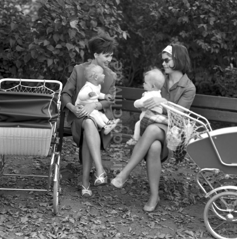 Magdeburg: Zwei Mütter mit ihren Babys auf einer Parkbank in Magdeburg