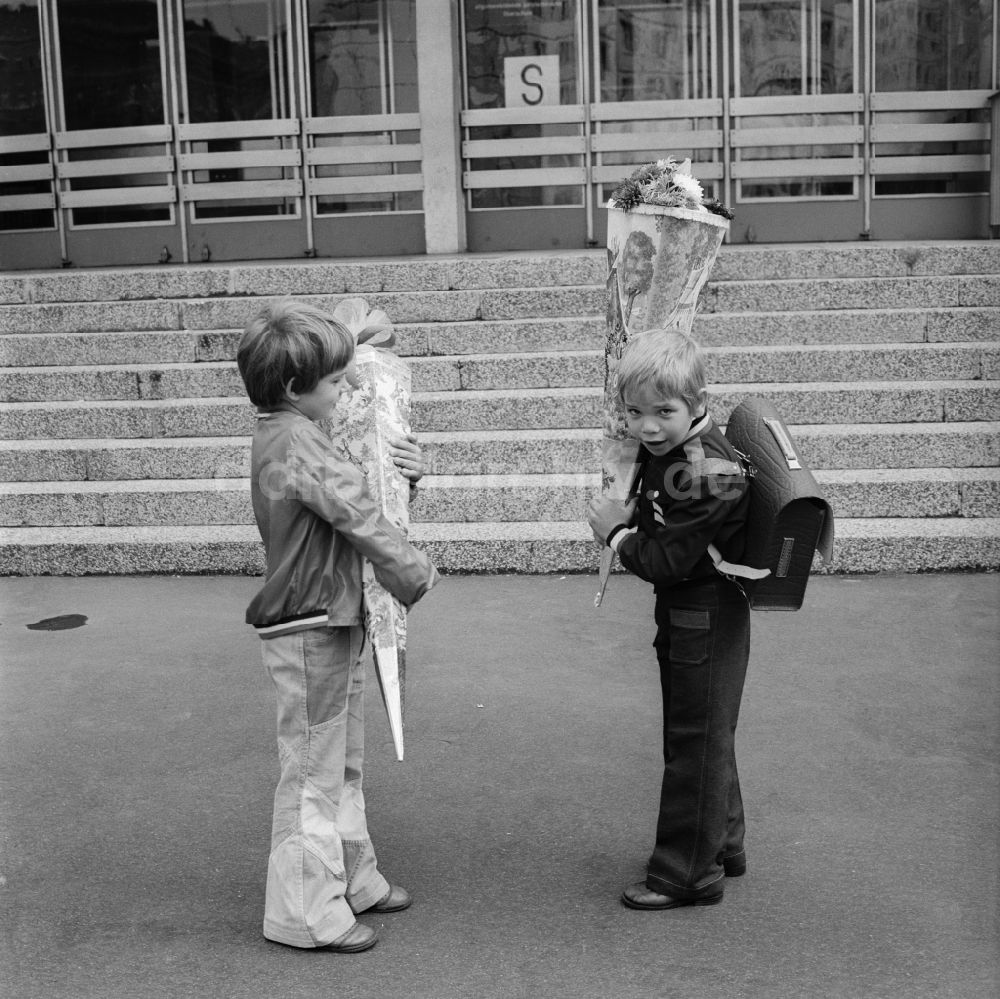 DDR-Fotoarchiv: Berlin - Friedrichshain - Zwei Schulanfänger mit ihren Schultüten vor dem Eingang der Schule in Berlin - Friedrichshain