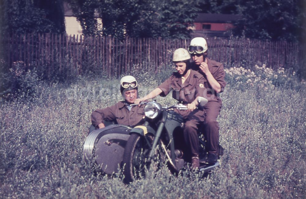 DDR-Fotoarchiv: Berlin - Zweirad- Fahrschulausbildung mit dem Typ IFA MZ BK 350 der GST in Berlin in der DDR
