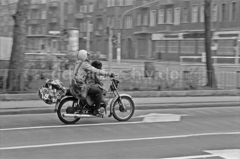 Berlin: Zweirad- Motorrad im Ortsteil Friedrichshain in Berlin in der DDR