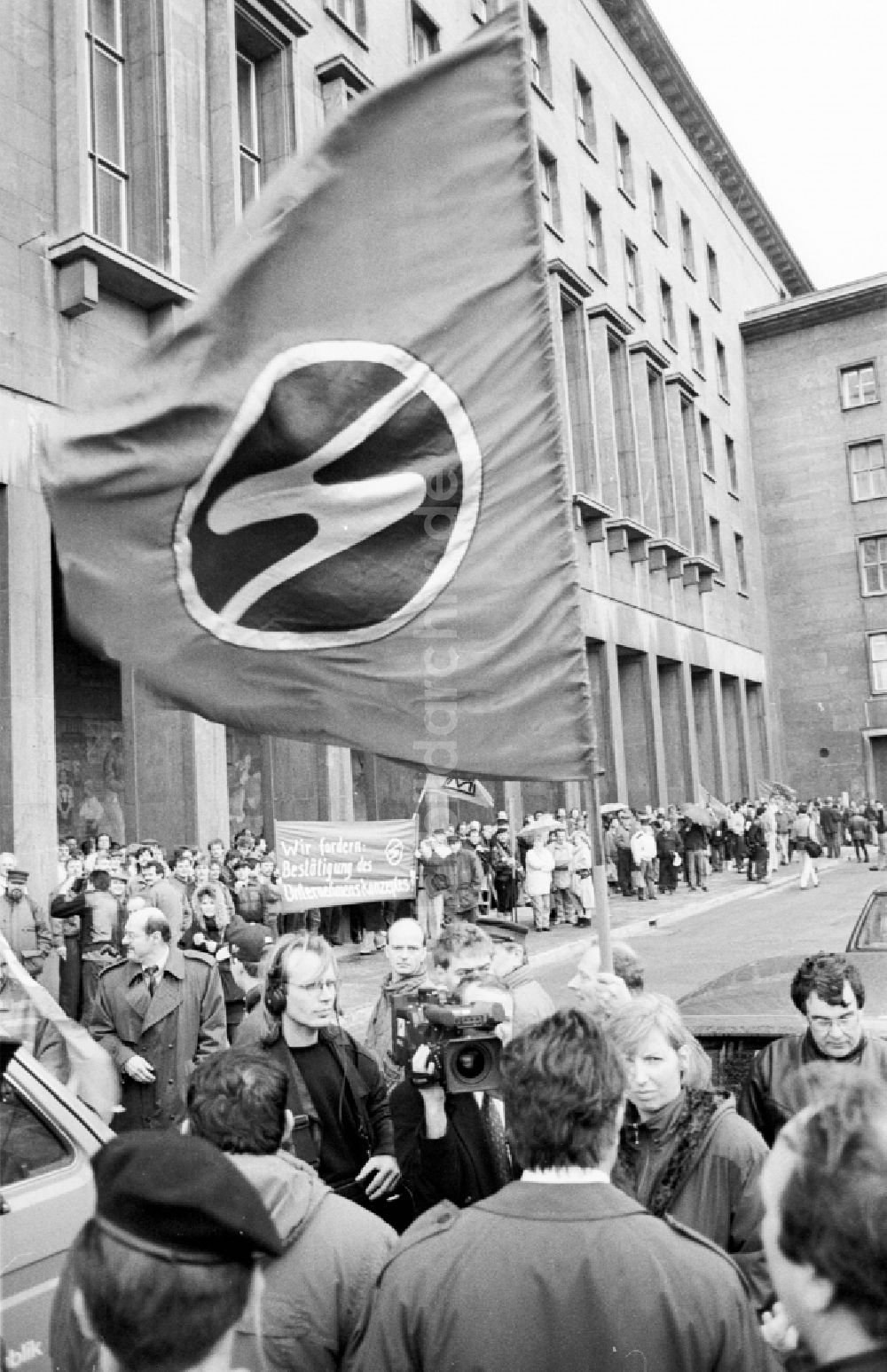 DDR-Fotoarchiv: Berlin - Zwickauer Sachsenwerker vor der Treuhand in Berlin