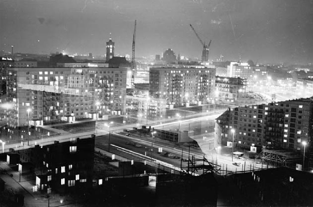 Nachtluftbild Berlin-Mitte - Berlin / Karl-Marx-Allee bei Nacht