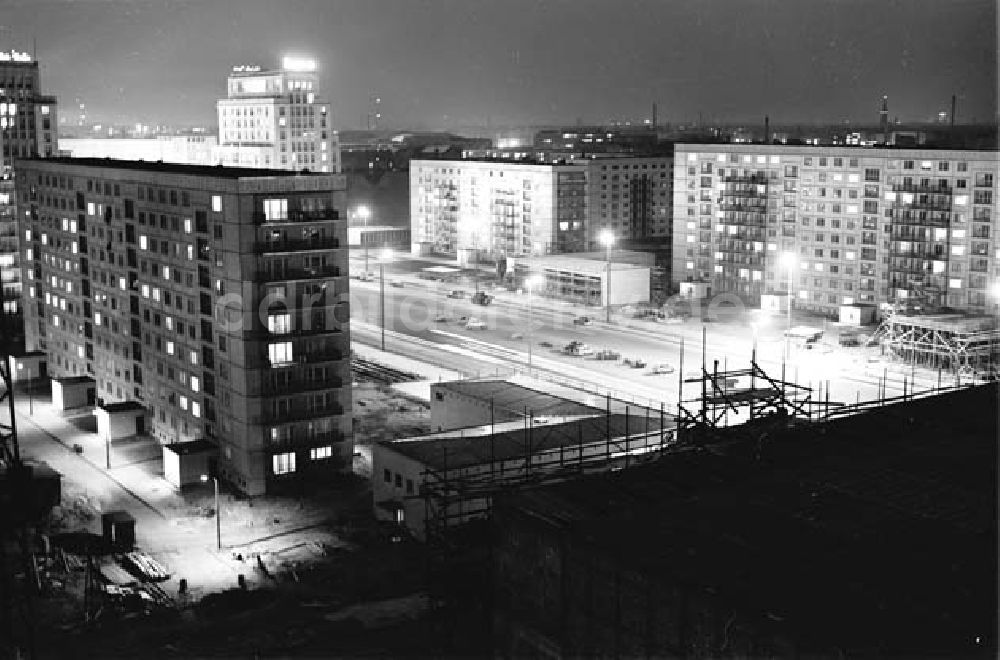 Nacht-Luftaufnahme Berlin-Mitte - Berlin / Karl-Marx-Allee bei Nacht
