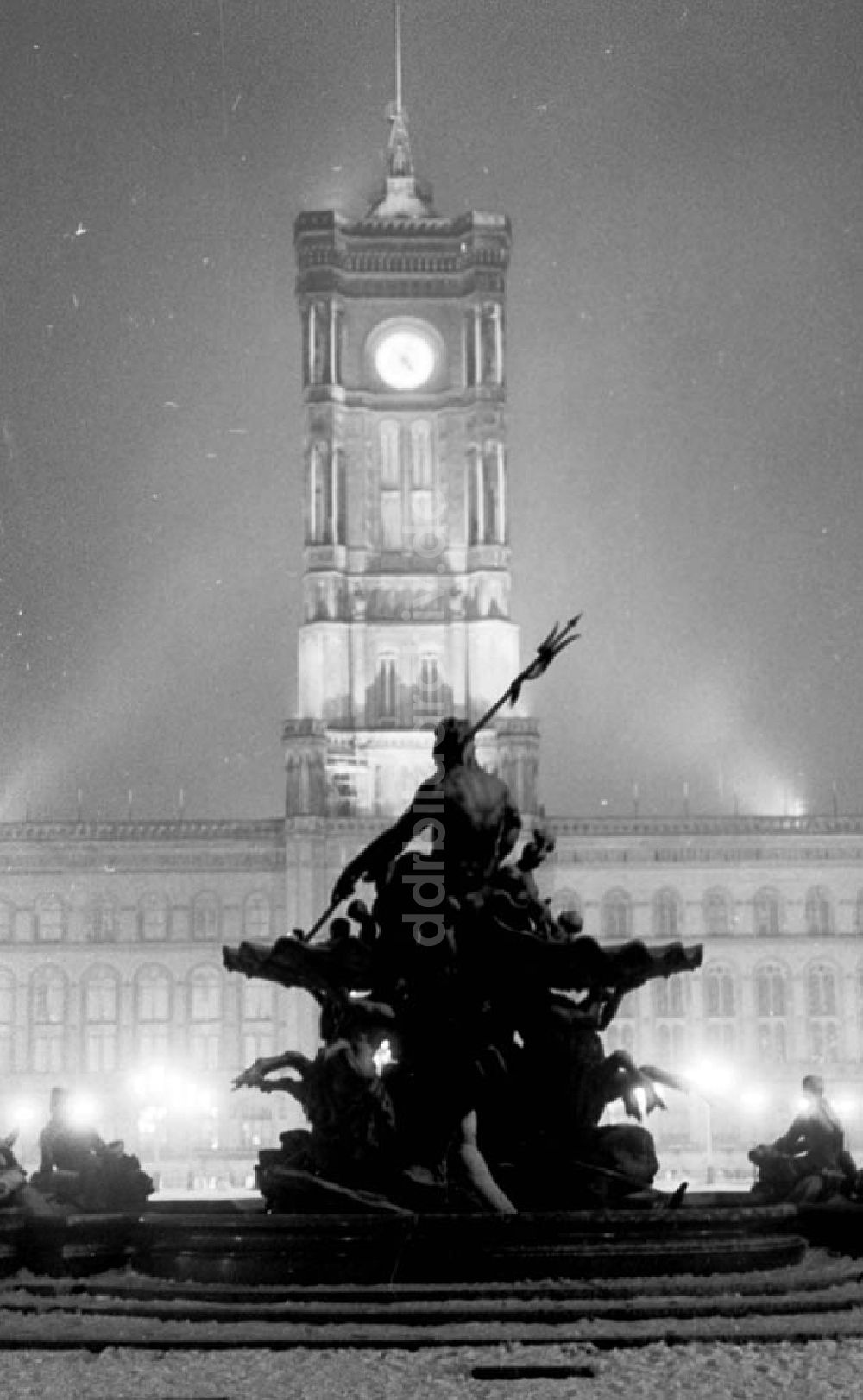 Nacht-Luftaufnahme Berlin - 29.12.1986 Berlin, das Rote Rathaus bei Nacht.