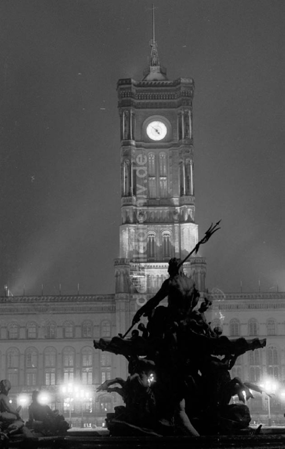 Berlin bei Nacht von oben - 29.12.1986 Berlin, das Rote Rathaus bei Nacht.
