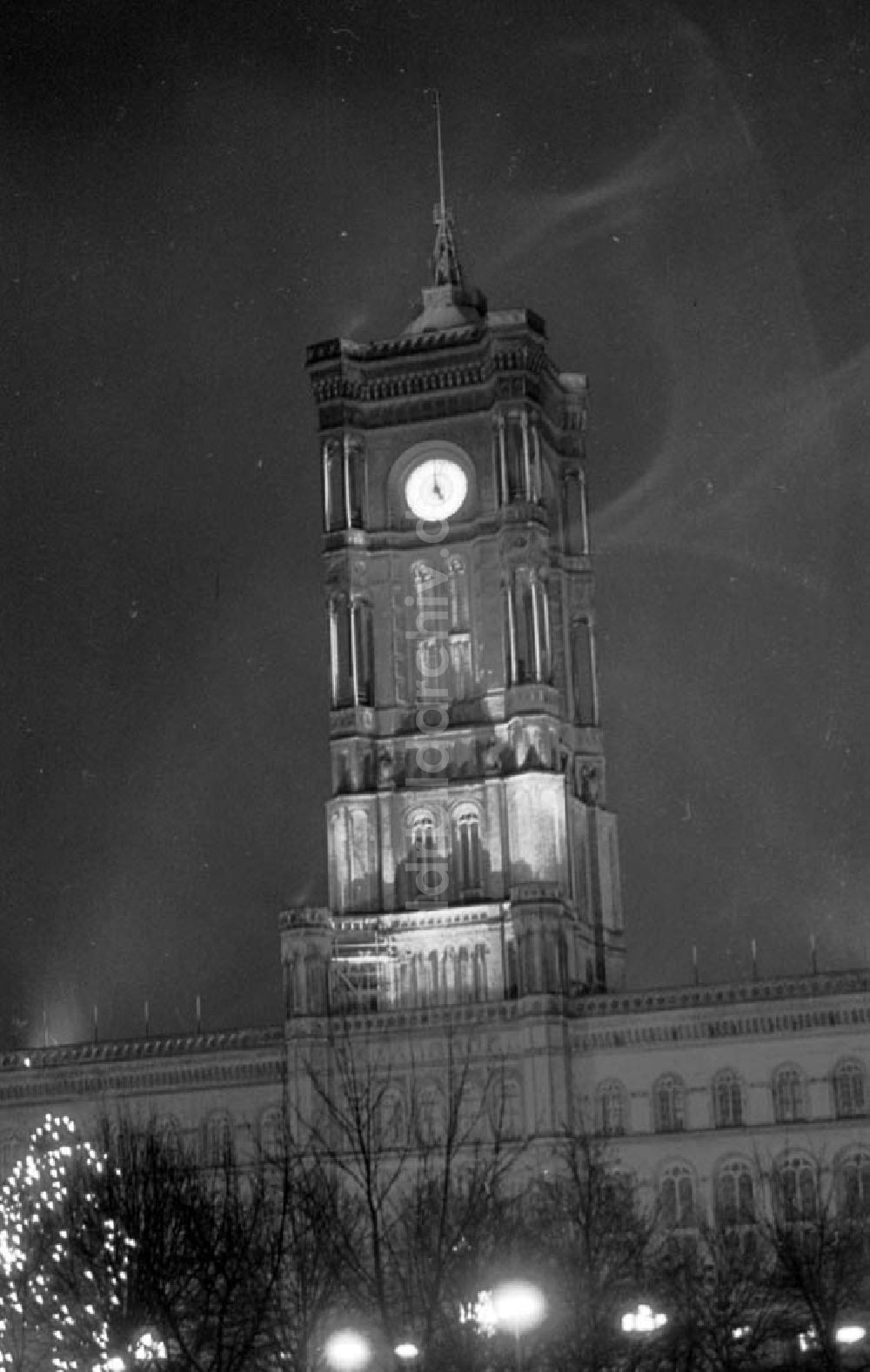 Nachtluftbild Berlin - 29.12.1986 Berlin, das Rote Rathaus bei Nacht.