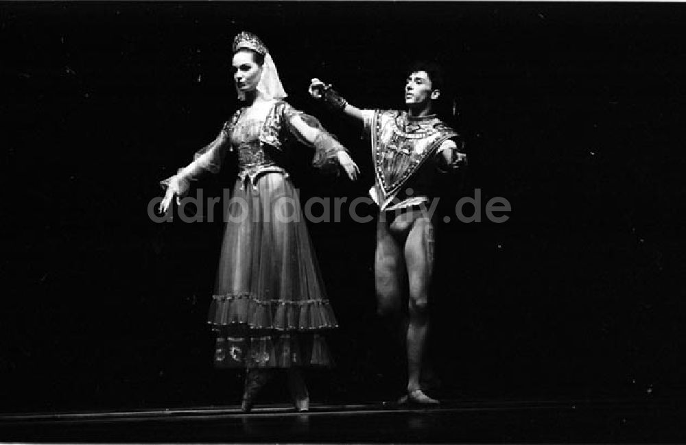 Nachtluftbild Berlin - 29.10.87 Berlin Staatsoper Ballettabend mit Les Biches, Verklärte Nacht und Der Feuervogel Foto: Bonitz Nr.: 1191