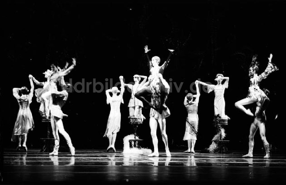 Nacht-Luftaufnahme Berlin - 29.10.87 Berlin Staatsoper Ballettabend mit Les Biches, Verklärte Nacht und Der Feuervogel Foto: Bonitz Nr.: 1191