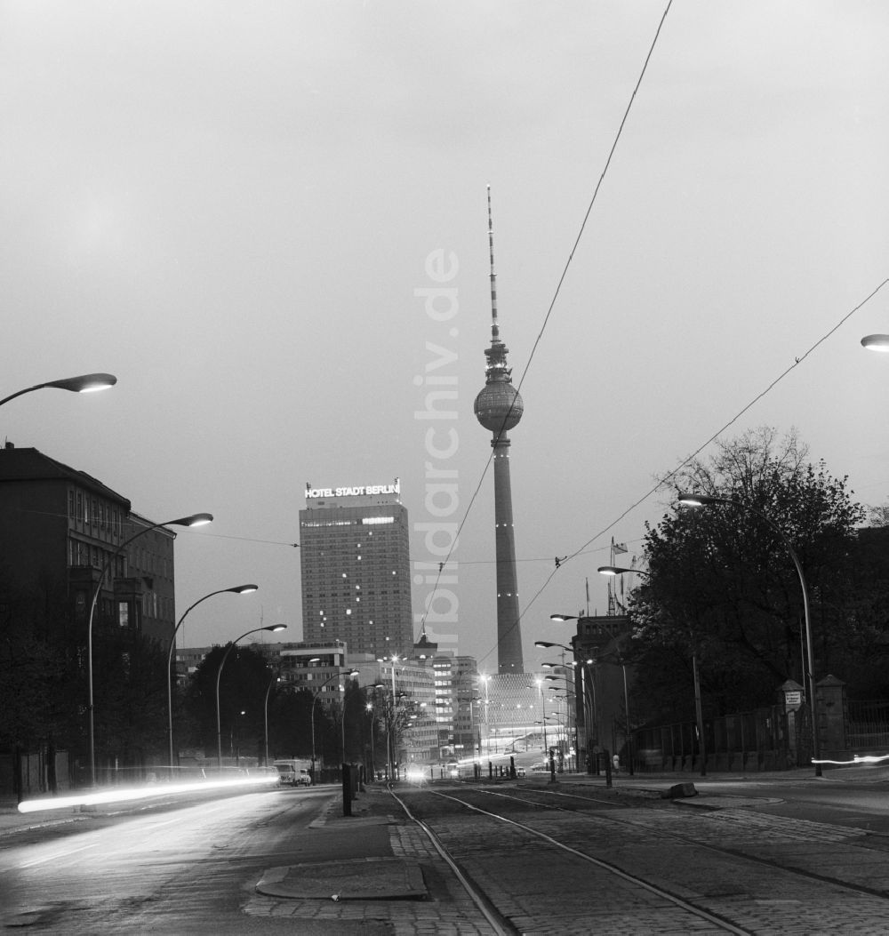 Berlin bei Nacht aus der Vogelperspektive: Blick entlang der Karl-Liebknecht-Straße in Richtung Alexanderplatz bei Nacht in Berlin - Mitte