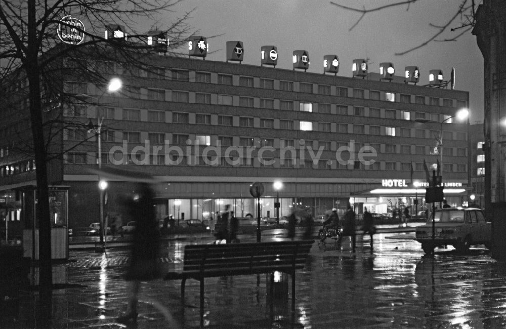 Nacht-Luftaufnahme Berlin - Hotelgebäude Unter den Linden bei Nacht in Berlin in der DDR