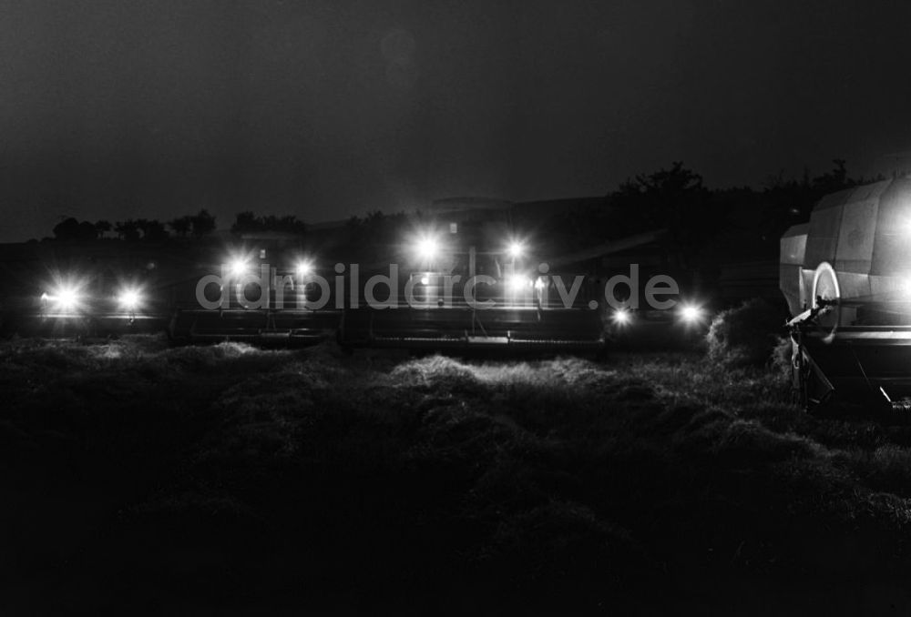 Nacht-Luftaufnahme unbekannter Ort - Nachtarbeit auf dem Feld