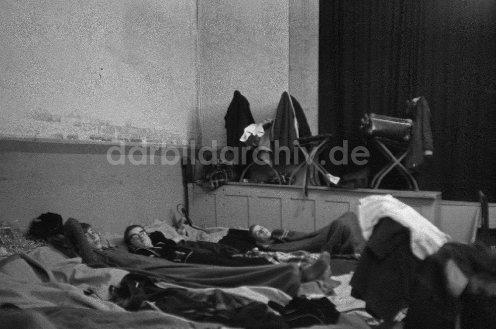 Werneuchen bei Nacht aus der Vogelperspektive: Nachtlager mit Strohliegen für Schüler beim Ernteeinsatz in Werneuchen in der DDR