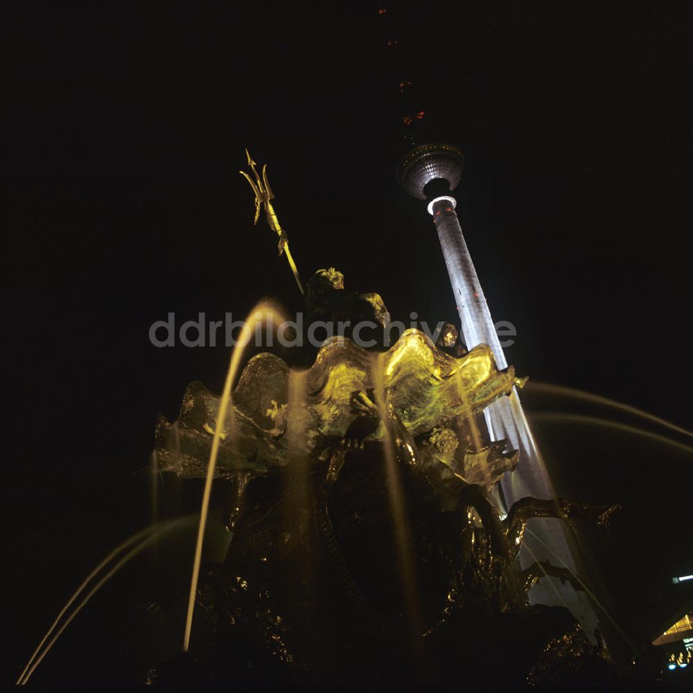 Berlin bei Nacht von oben - Neptunbrunnen und Fernsehturm in Berlin bei Nacht