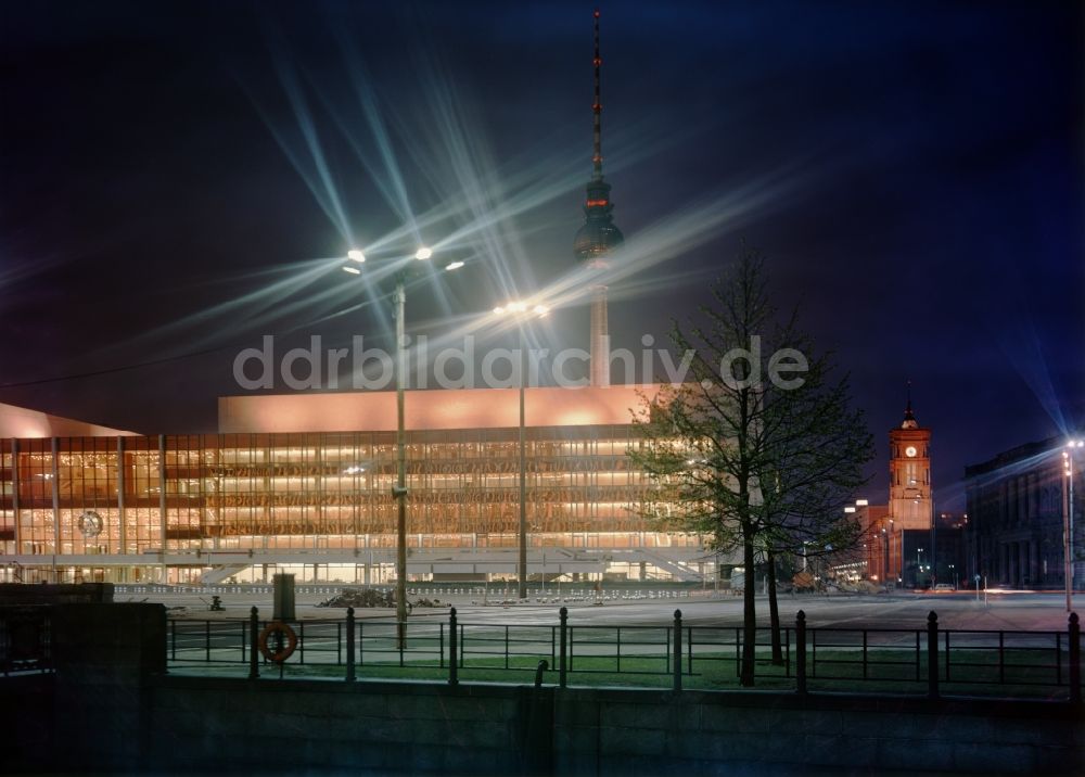 Nacht-Luftaufnahme Berlin - Palast der Republik bei Nacht in Berlin, der ehemaligen Hauptstadt der DDR, Deutsche Demokratische Republik